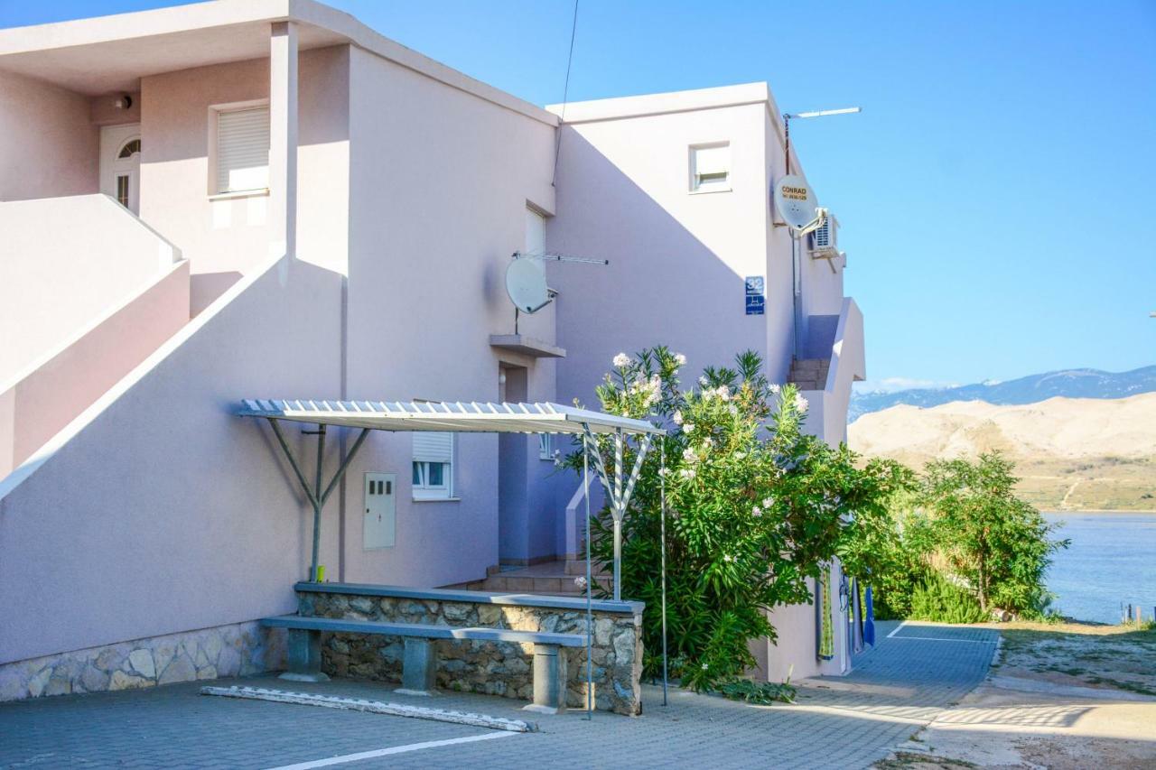 Apartmani Prvi Red Do Mora Pag Town Exterior photo